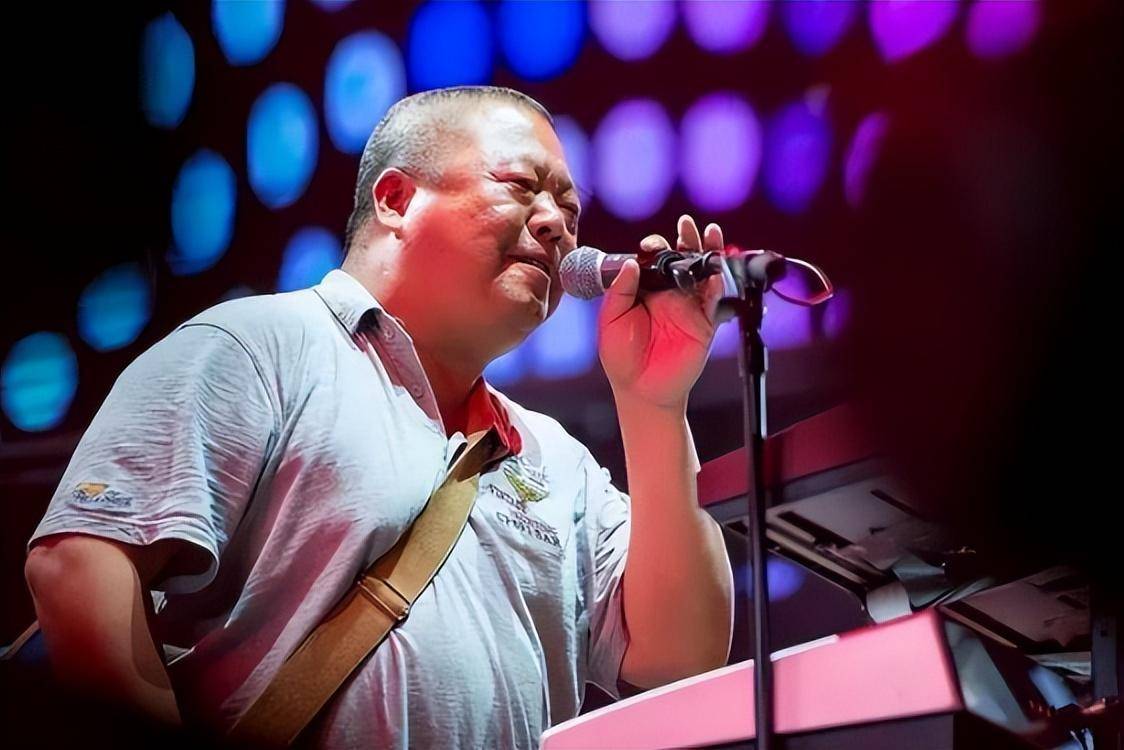 臧天朔离开后遗孀李梅背上800万巨债,800万巨债与撕裂的亲情