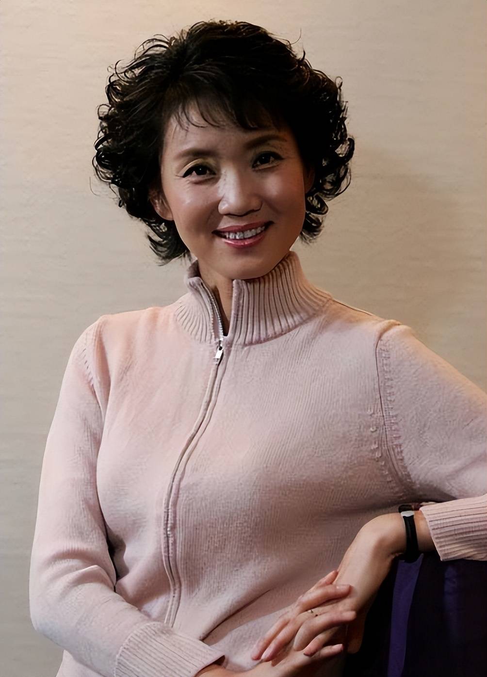 事实证明,42岁再婚嫁大十岁省委书记的李修平,已走上另一条大道