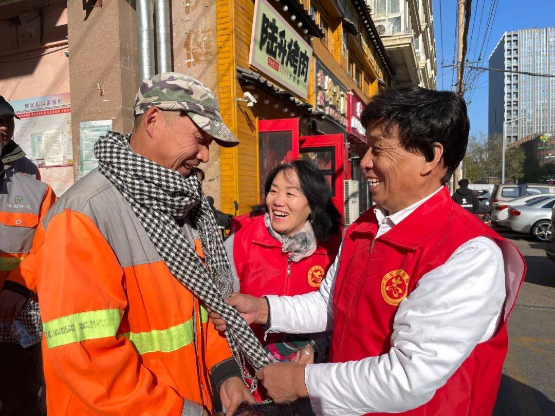 暖冬行动 | 石家庄一家人志愿者团队为户外工作者送温暖