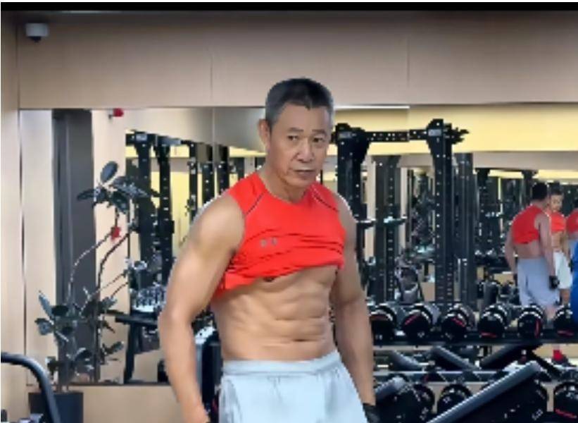 68岁张丰毅最新状态好绝!八块腹肌像猛男,网友:就是皮有点松