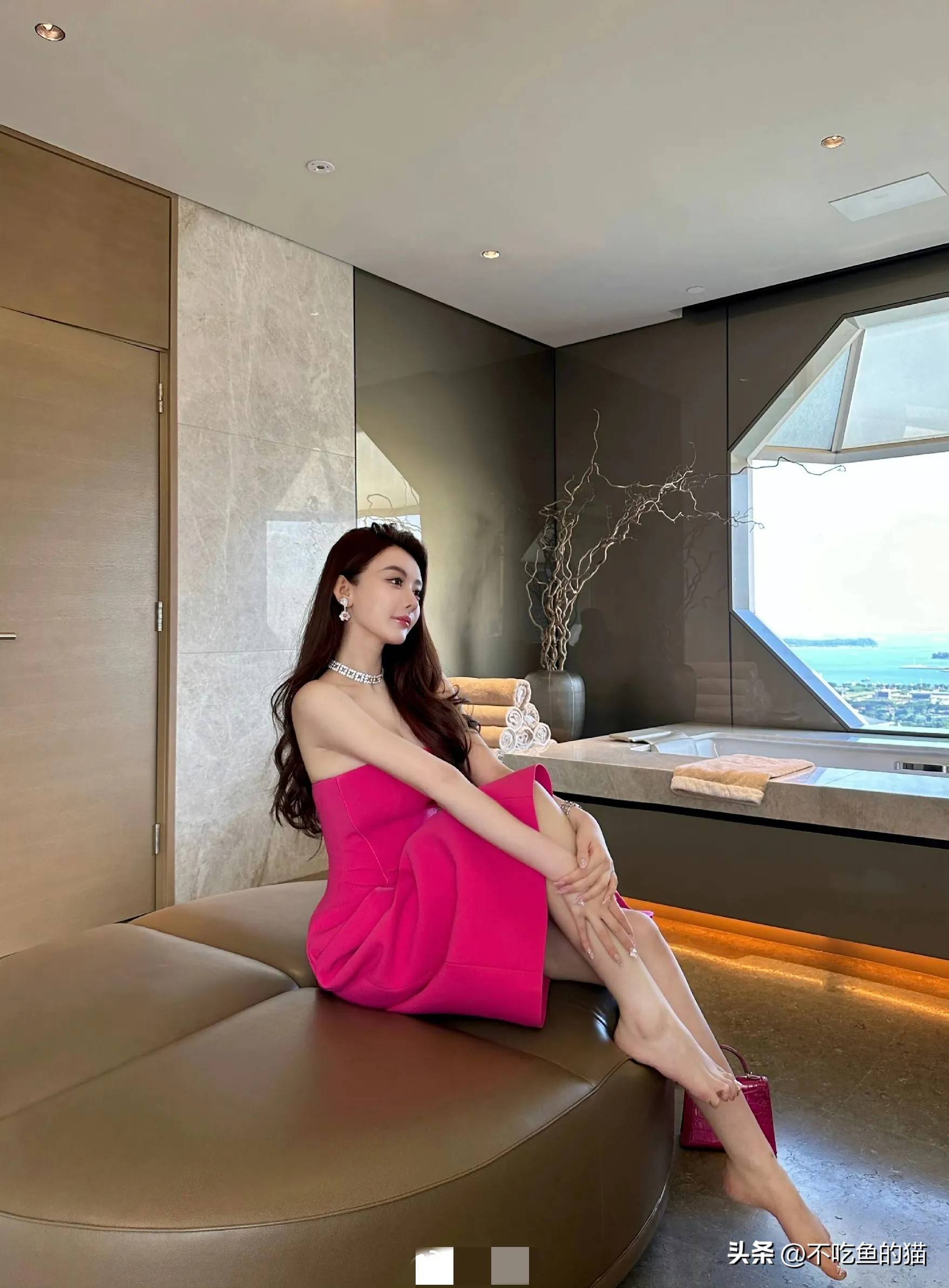 周麟嘉：肤如凝脂，饱满迷人_表演_小角色_生活