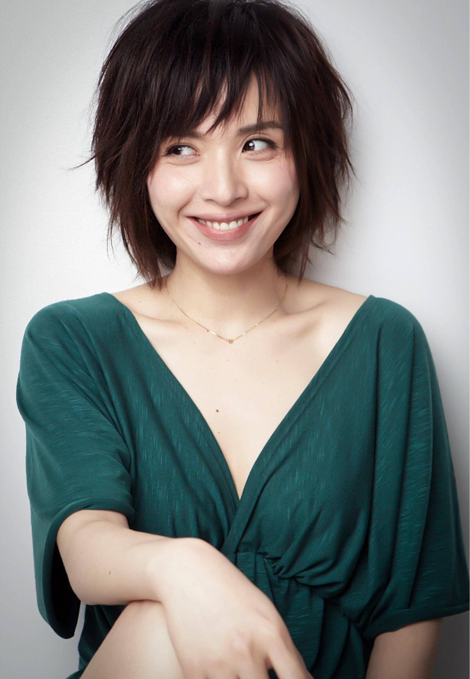 演员李佳,26岁成双料影后,再婚嫁靳东,婚后高龄生两子其乐融融