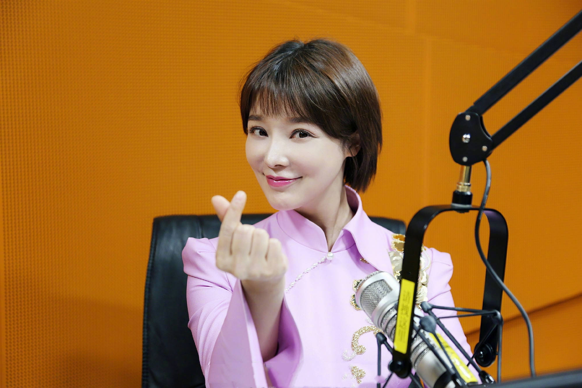 央视胡蝶:不顾父亲反对闪婚嫁大12岁导演,婚后长年分居,37岁高龄生子