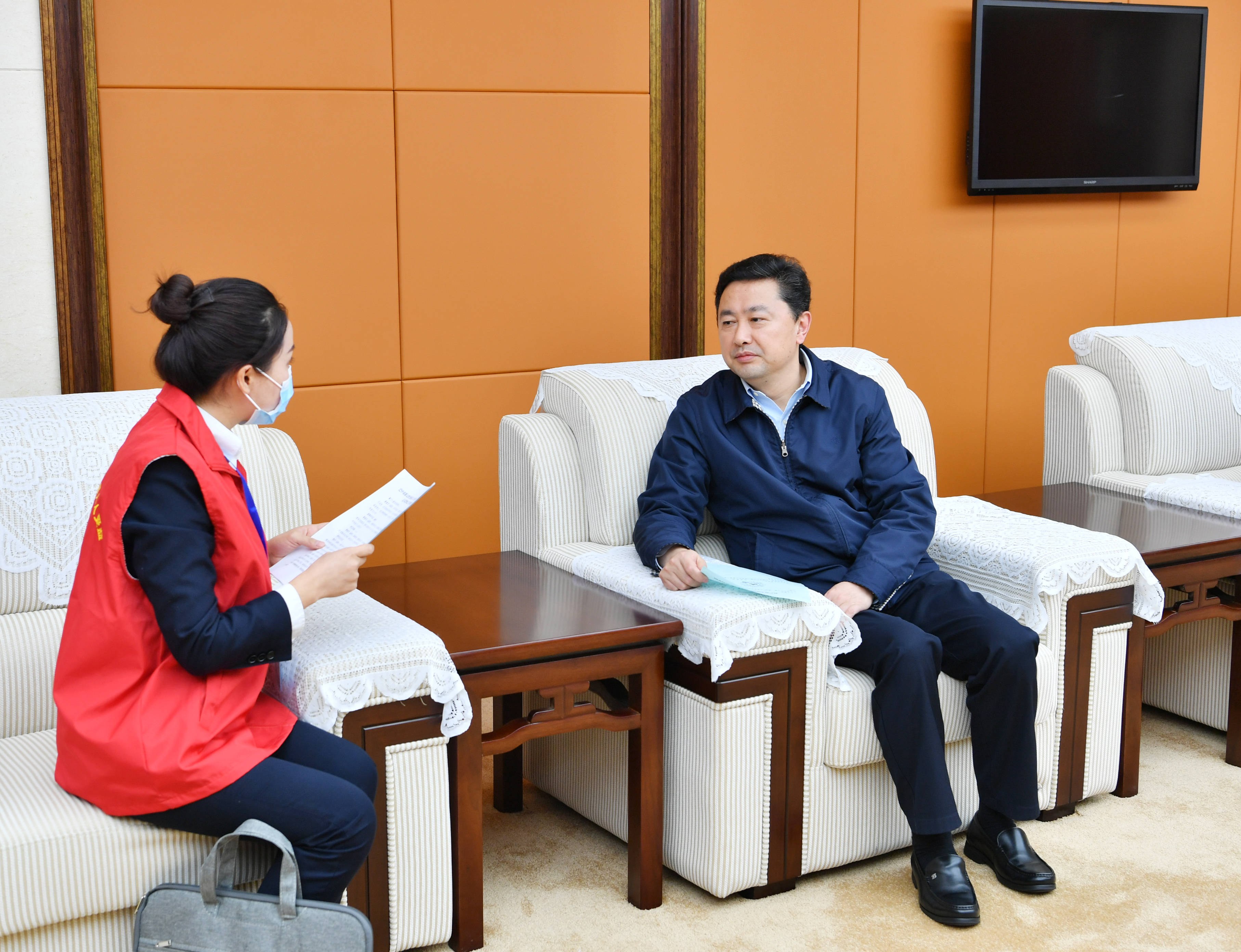 人到中年的时候才开始到地方任职,直接担任广安市常务副市长