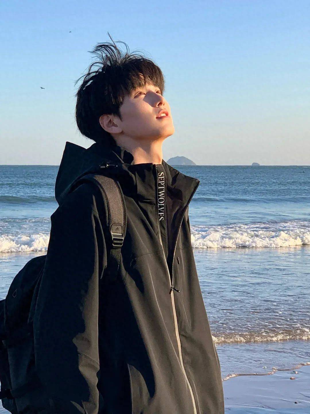 10个男生海边拍照姿势,高级感 自然感兼具的拍照姿势