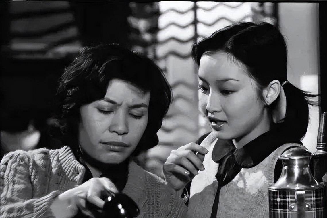 没有爱情,87岁住37平老破小,为何成"最美女神"_余慕莲_邓美美_生活