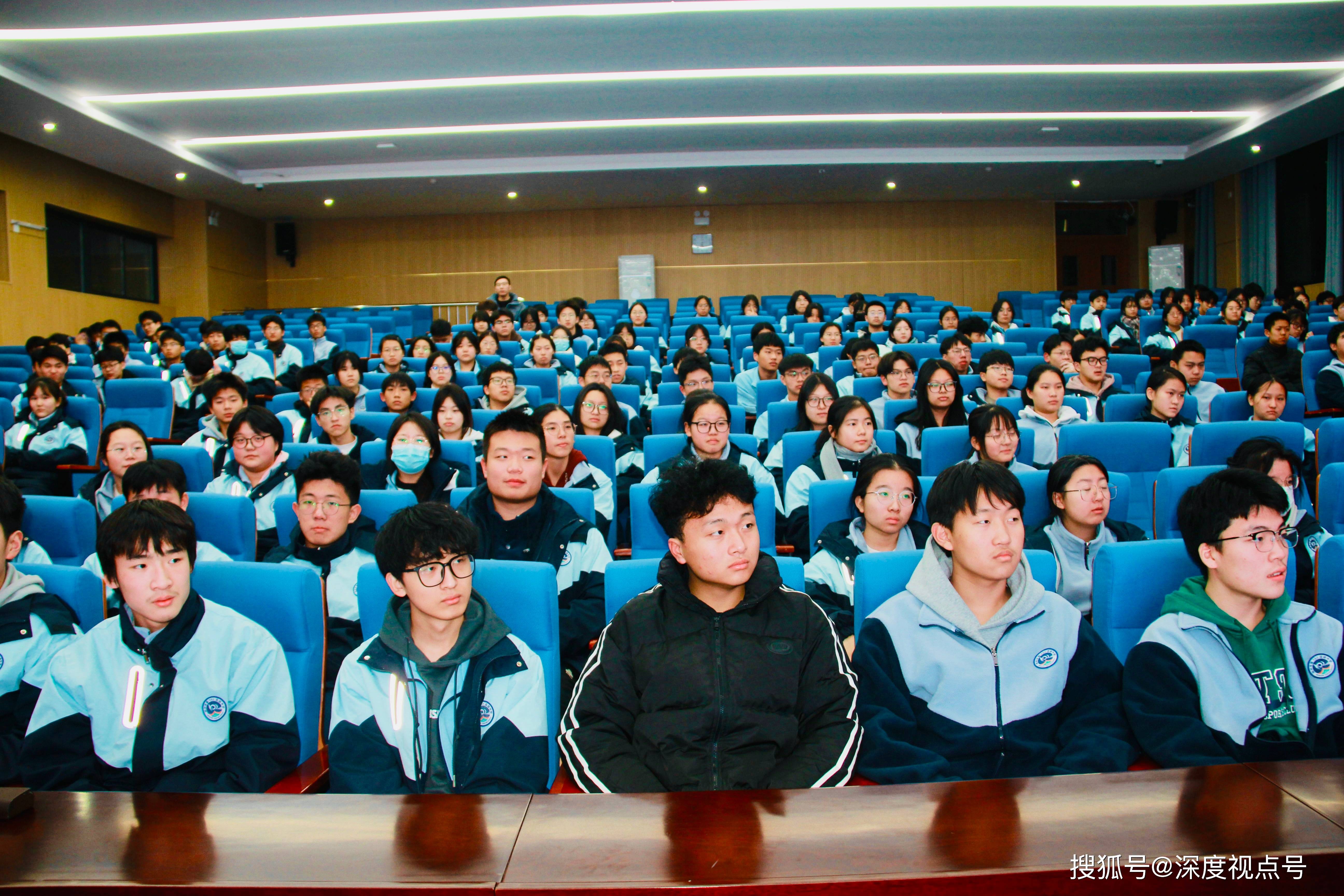 郑州交警三支队走进郑州市第102高级中学开展交通安全知识讲座