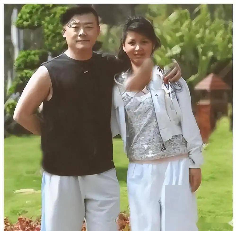 57岁周立波现状:头发稀疏身体暴瘦,定居美国和富豪妻子低调生活