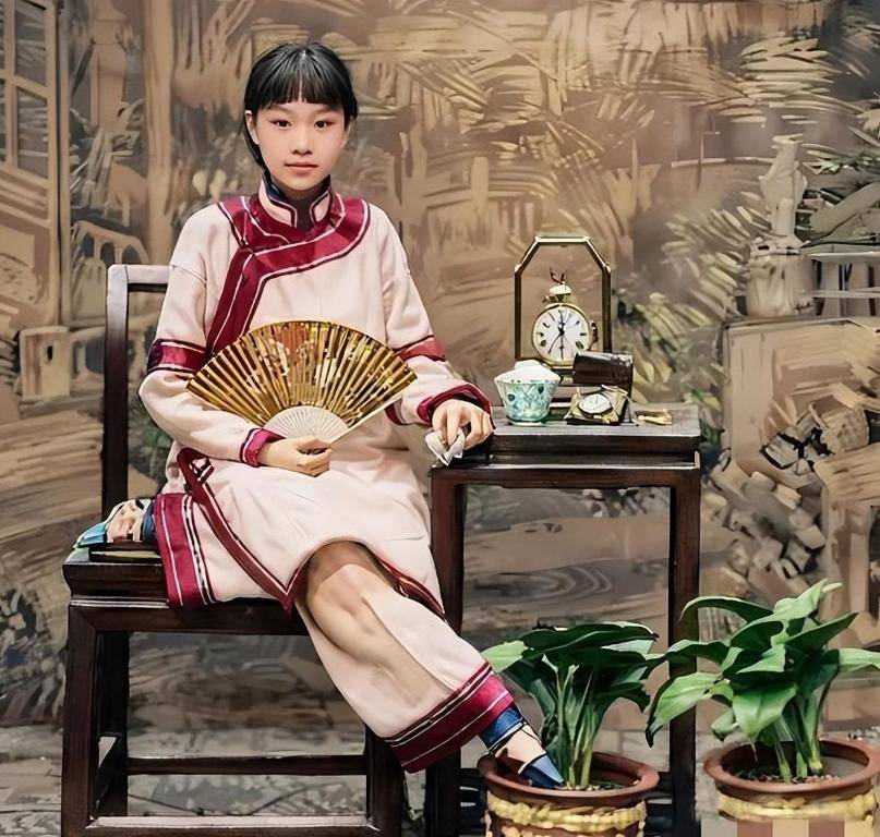 尽显青春朝气与知书达理;到港片黄金时代,女星们各具特色的大波浪卷发