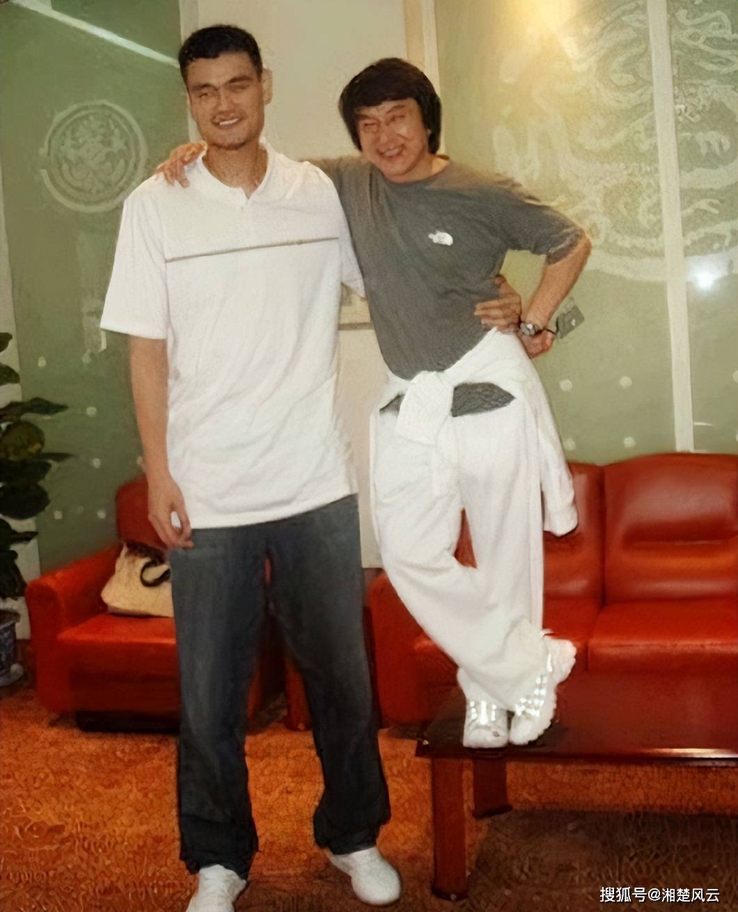 姚明再现最萌身高差,李宁站在椅子上还矮了不少,这种感觉成龙懂