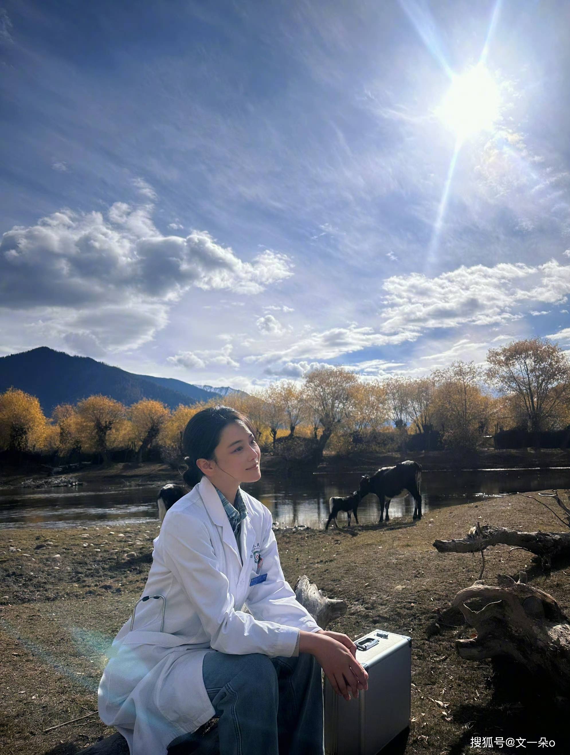 张馨予称何捷某人这狗粮好甜秒变幸福小女人