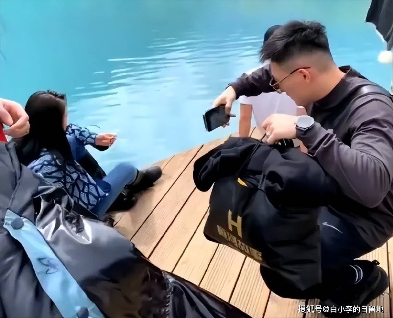 张馨予老公何捷正式转业!多张工作照流出,众多工作细节也被挖出_小道消息_行程_时间