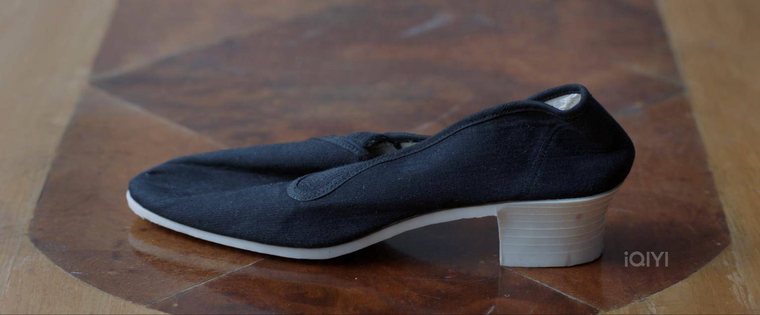 其实这种高跟鞋,在80年代是非常流行的,男的穿喇叭裤和半高跟鞋,是