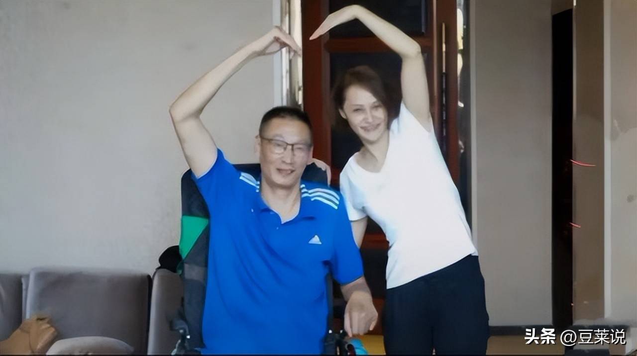 男排副攻郑亮,48岁自身瘫痪,父亲离世,重获新生全靠汪嘉伟!