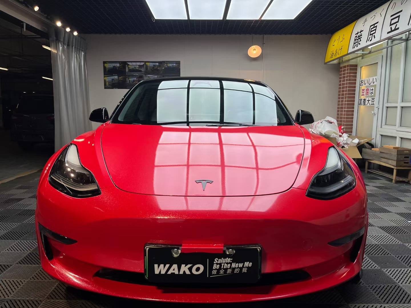 wako改色膜特斯拉model3珠光红呈现出绚丽的光芒