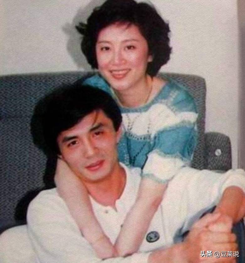 男排副攻郑亮,48岁自身瘫痪,父亲离世,重获新生全靠汪嘉伟!