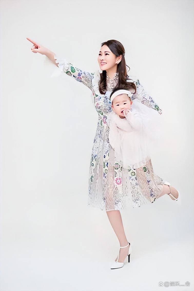 伊能静晒8岁女儿正脸照,整牙后门牙缝隙大,下巴跟哥哥一模一样
