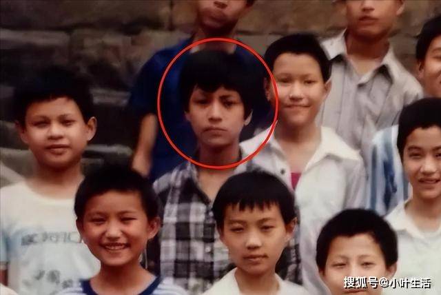 他因十块钱被继母赶出家门,现身家上亿,儿子成了他不说的“谜”_陈坤_父亲_母亲