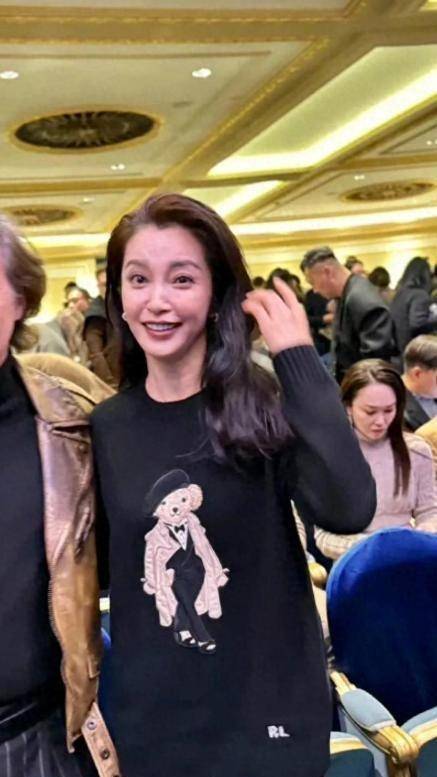 51岁李冰冰衰老明显,取出假体融掉了玻尿酸,选择自然老去