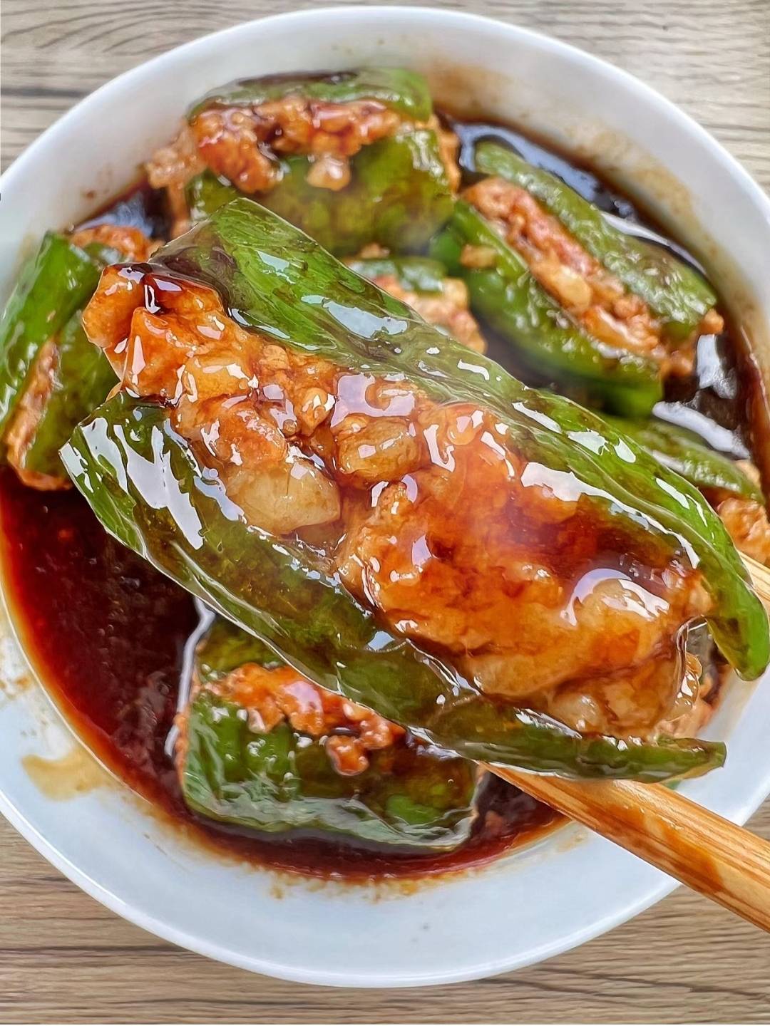 家常菜新宠,青椒酿肉——舌尖上的绿色惊艳,一尝难忘_酱汁_美味_家庭