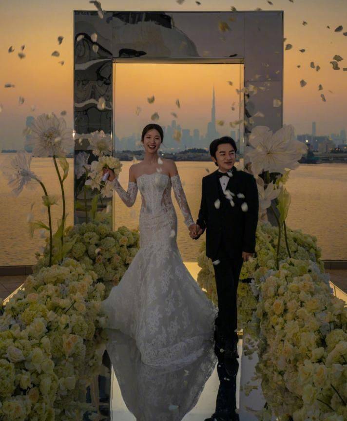 王祖蓝李亚男夫妻再拍婚纱照,女方比男方高12cm,上演最萌身高差