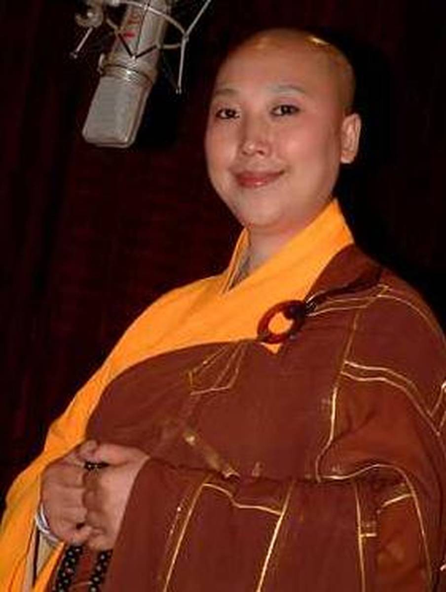 她是"歌坛天后",25岁爆红,两次"涉足"别人的婚姻,34岁出家