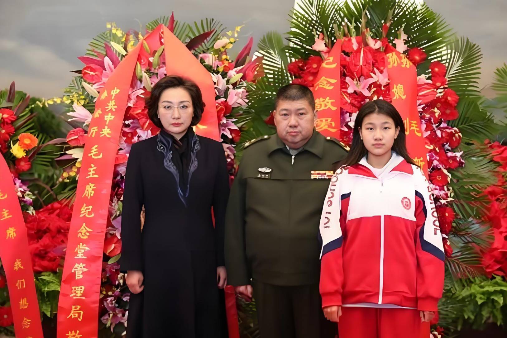 毛新宇一家三口祭拜毛主席,孙媳妇刘滨气质过人,曾孙女朴素清新