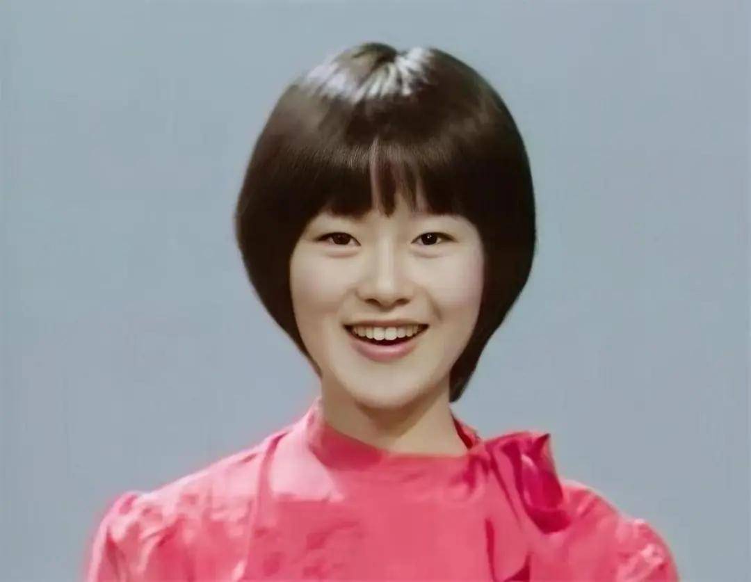 除了《七巧板》,她后来又接手主持了《大风车》等一系列深受孩子们