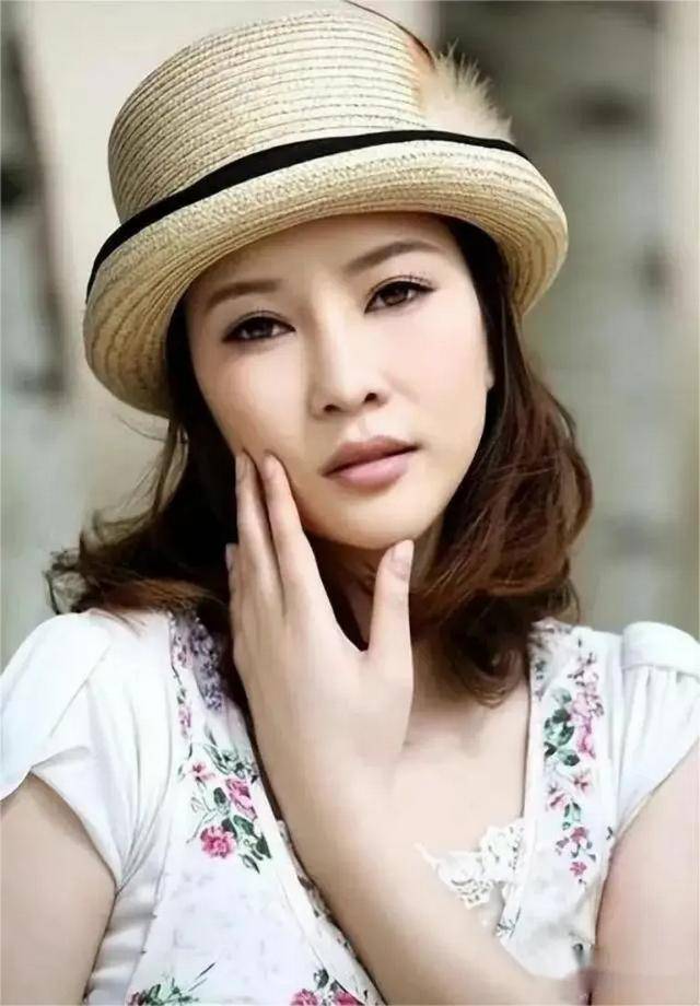 侯耀文前妻袁茵:婚内出轨师侄戴志诚,带女儿改嫁,如今怎样了?