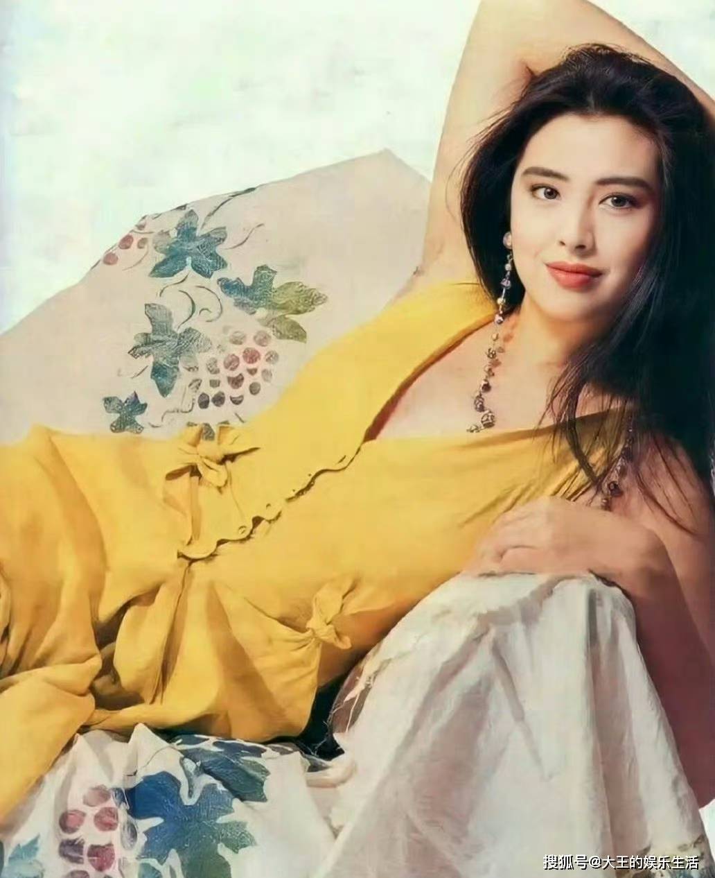 王祖贤晒自拍,脸部变化大被疑医美过度,头发乌黑浓密成亮点_林建岳