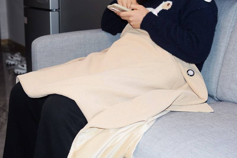 科技与舒适的完美融合 酷轻松石墨烯多功能发热披肩盖毯