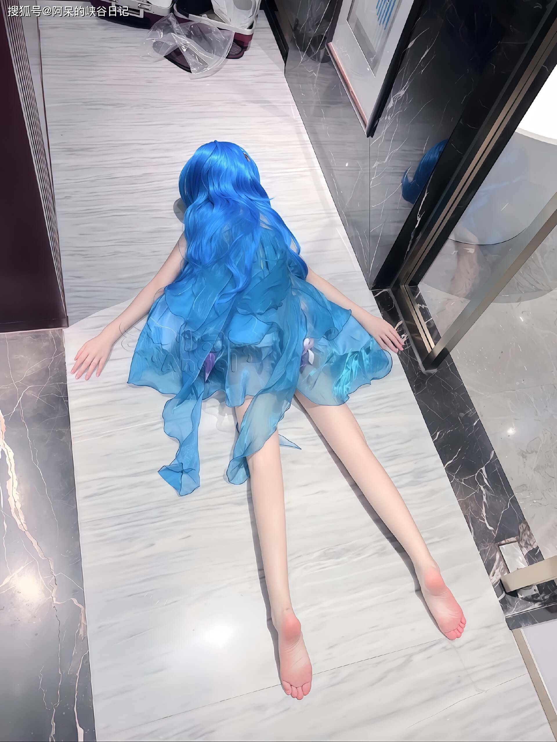 王者cos:小萝莉cos朵莉亚,趴在地上好可爱,玉足好美,娇小玲珑的身材