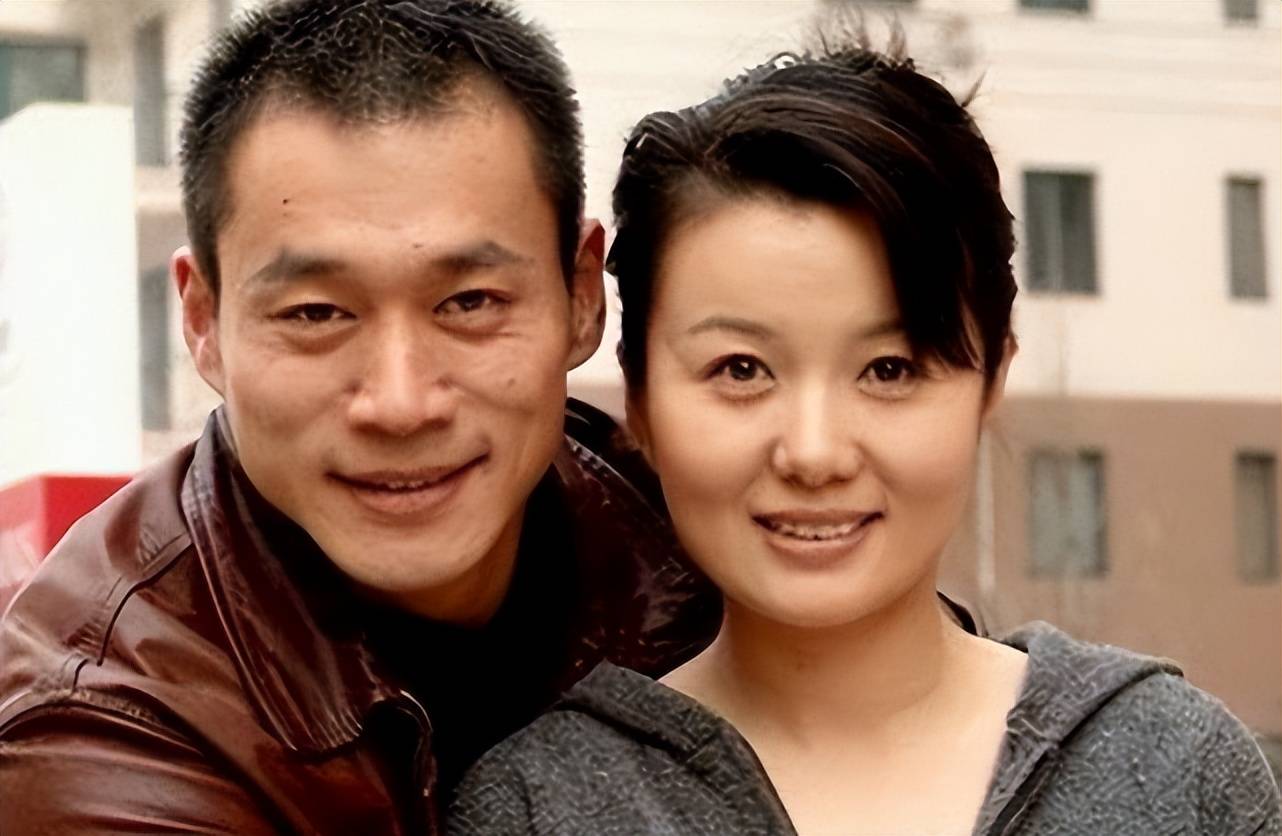 54岁"武松"丁海峰:在美国树林砍柴烤肉,美国豪宅尽显气派