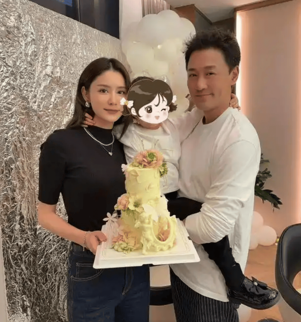 一家三口开心极了,5岁女儿颜值超高似林峰翻版_张馨月_外套_好身材