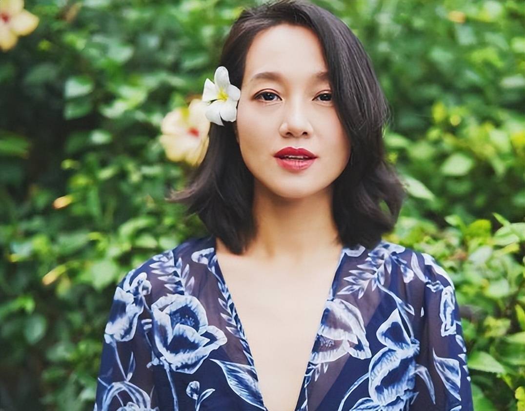 知名女名嘴朱丹,一段失败的婚姻,再婚嫁给周一围她幸福吗