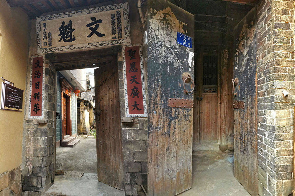 宁德赤溪村,保存着百年土楼豪华大宅几十座,还是南拳发源地