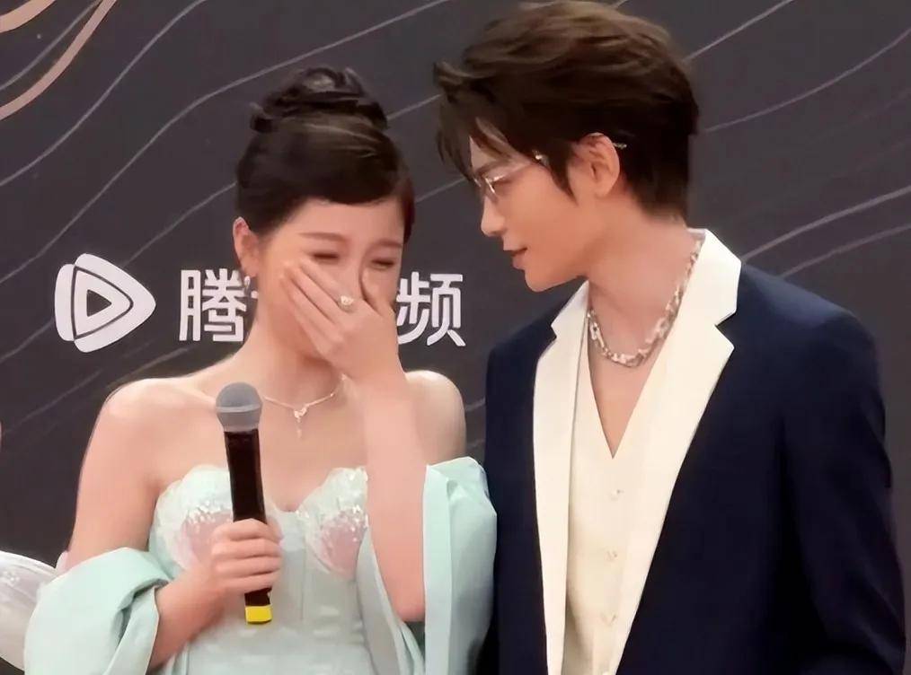 澳门这一晚,虞书欣恋情曝光,张萌被嘲老奶装嫩,张颂文频频出错_造型_状态_赵丽颖