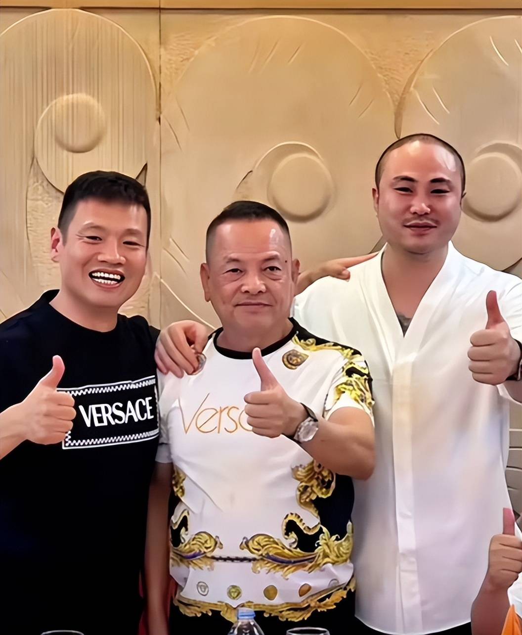 崩牙驹风光不再,为母亲办90岁寿宴,现场网红众多,酒席也普通