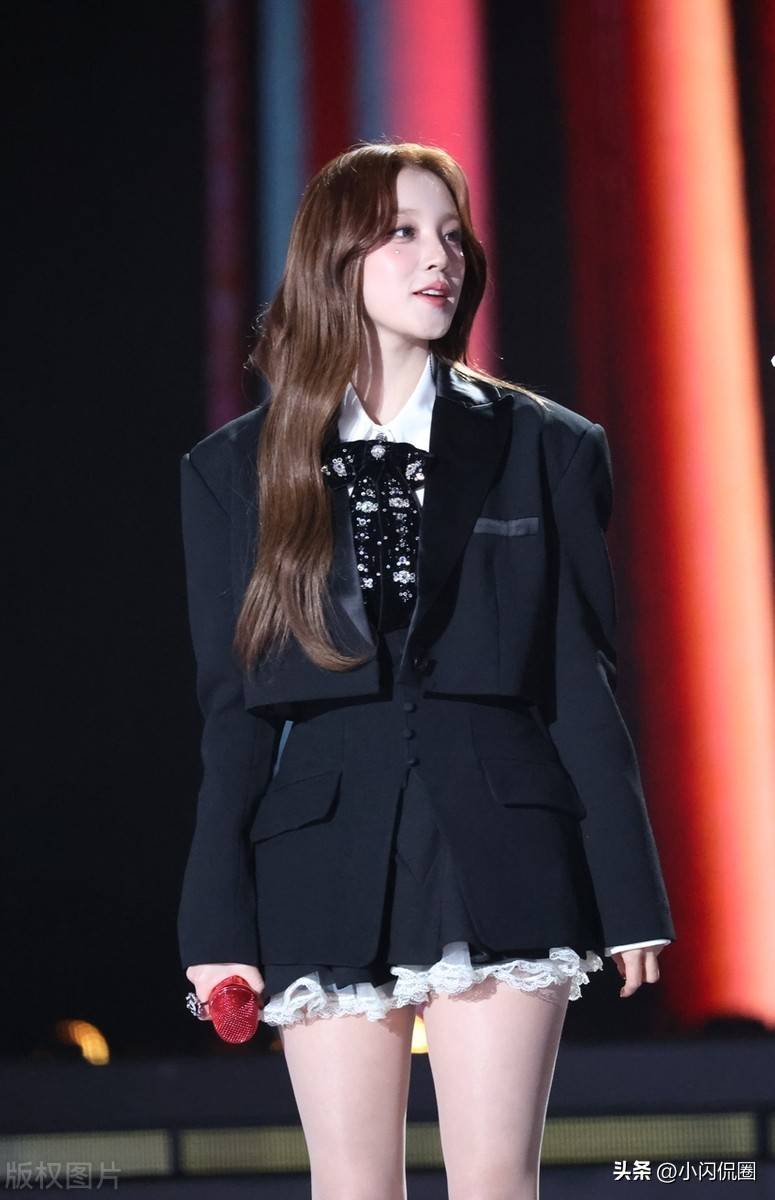 宋雨琦,出席浙江卫视跨年晚会,黑色分段式西服裙甜酷吸睛,现场生图!