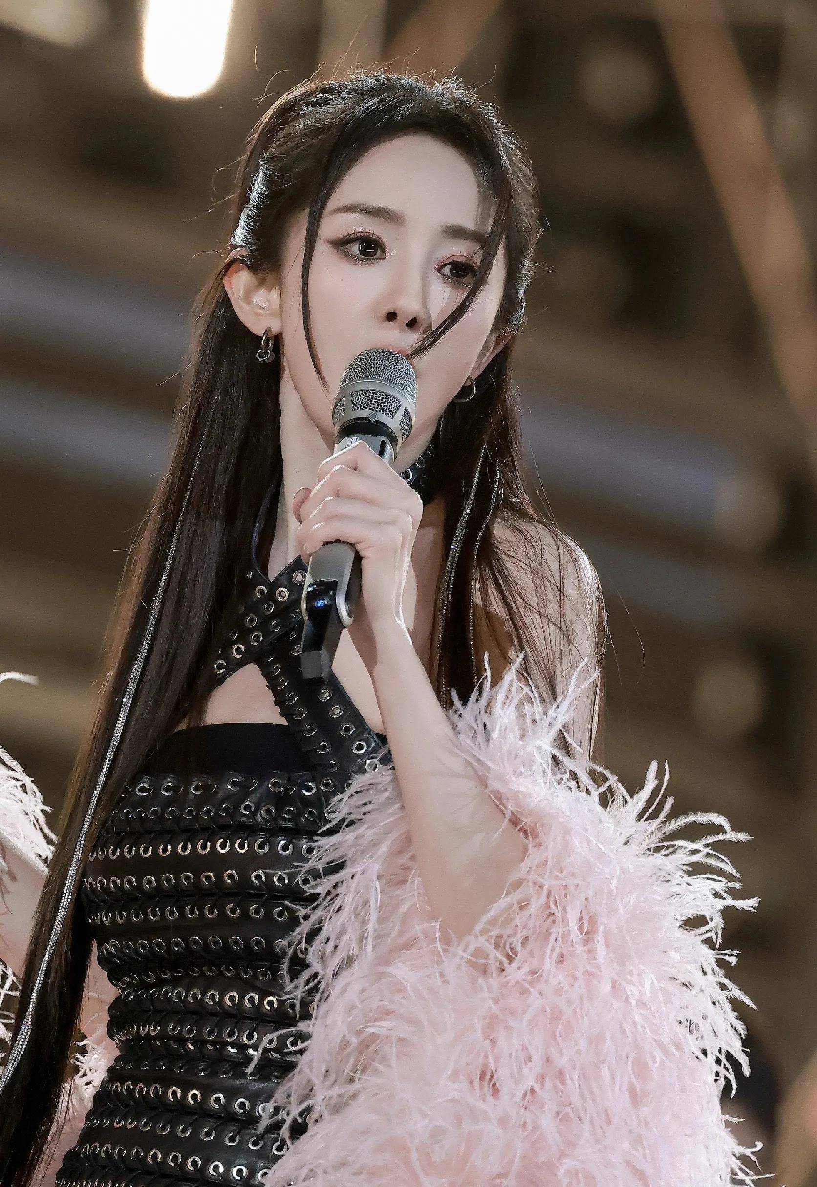 杨幂,跨年晚会舞台造型,一如既往的好看