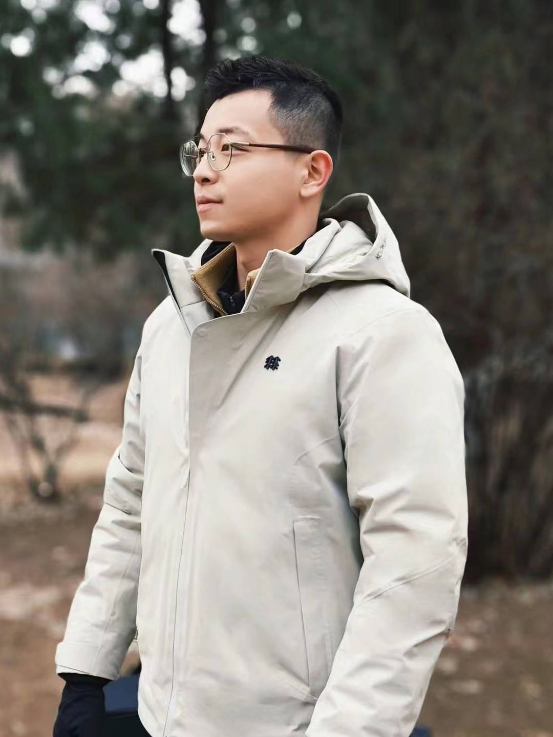 安踏大公子拿捏体制内穿搭可隆+西裤凭什么俘获中年男人