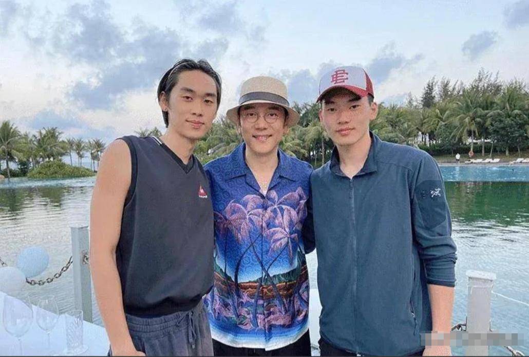 林依轮和妻子结婚30年恩爱不减,俩儿子高大帅气,均美国名校毕业