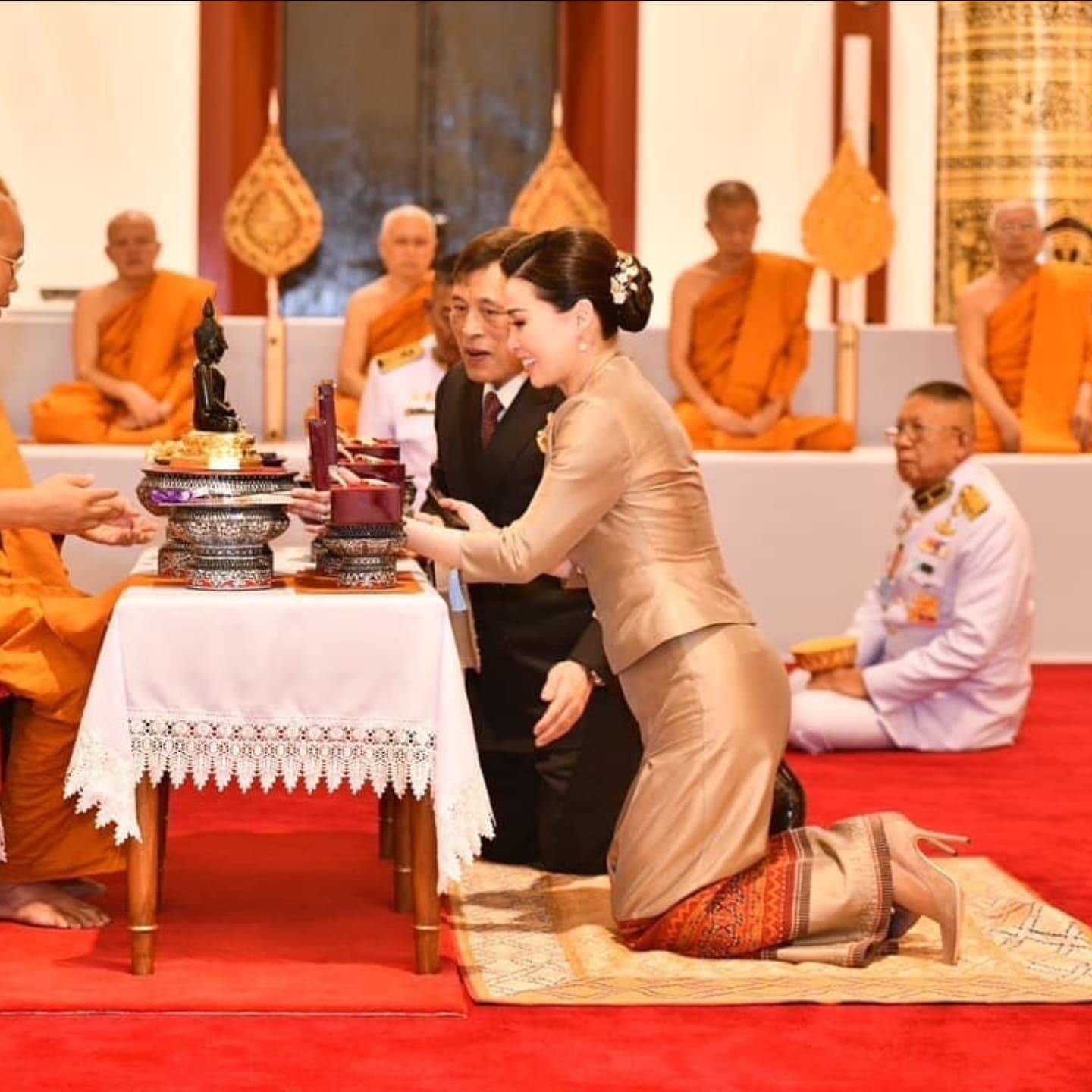 46岁苏提达穿高跟鞋行跪拜礼,依旧十分优雅,比32岁宠妃漂亮多了