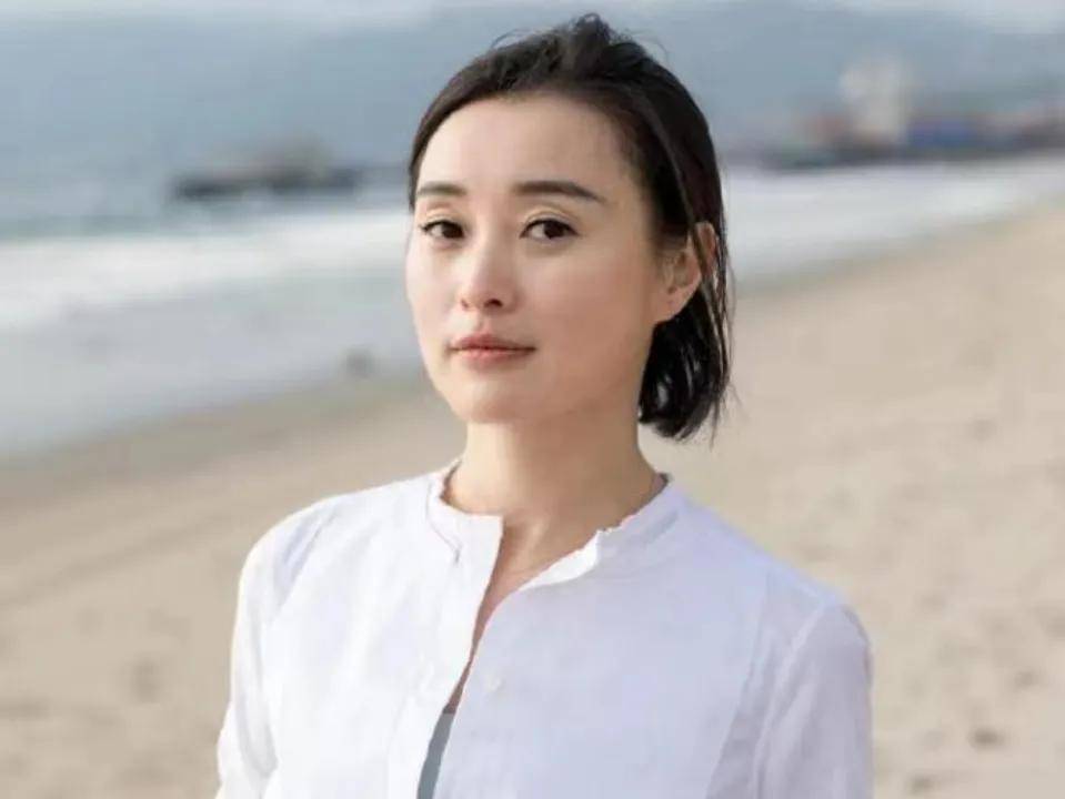 52岁演员吴越,曾与陈建斌同居5年被分手,如今事业成功,从容优雅:做一
