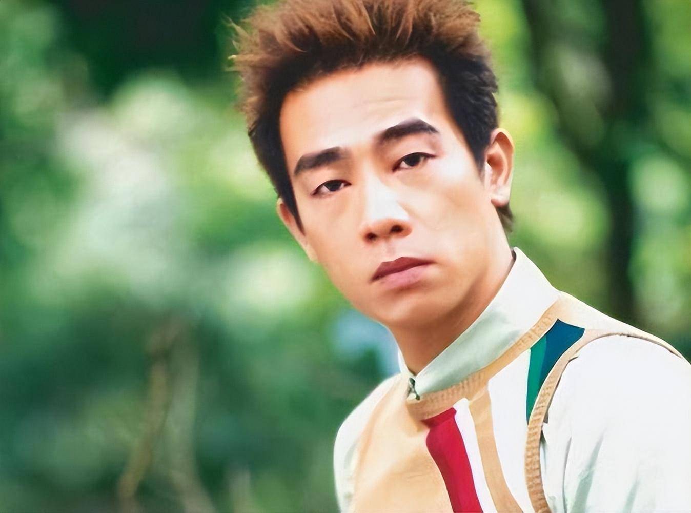 陈小春近况曝光,长沙面馆吃面配大蒜,还被小孩子叫小春哥哥