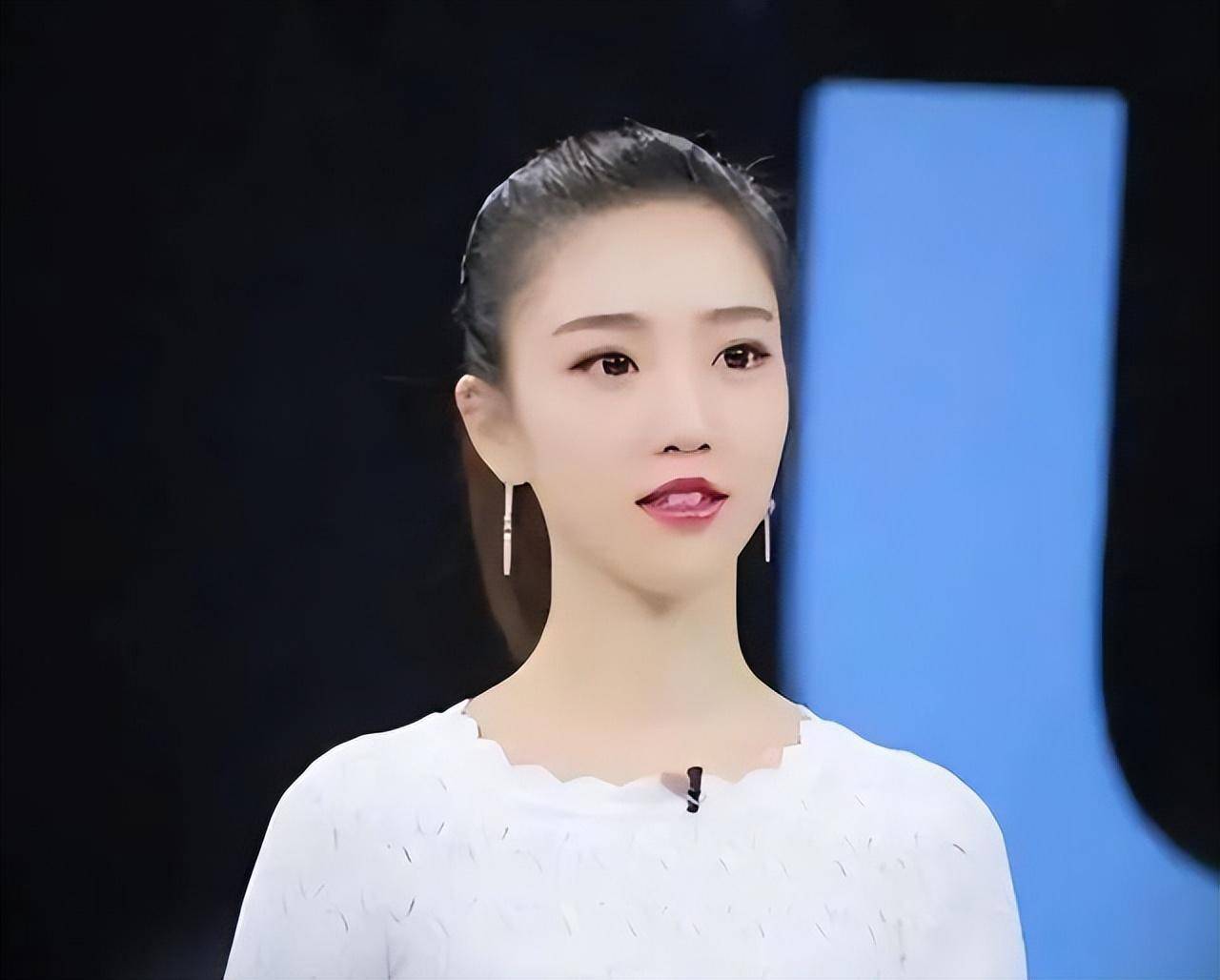 她是江苏卫视美女主持人,靠美腿爆红网络,现在31岁却还是单身?
