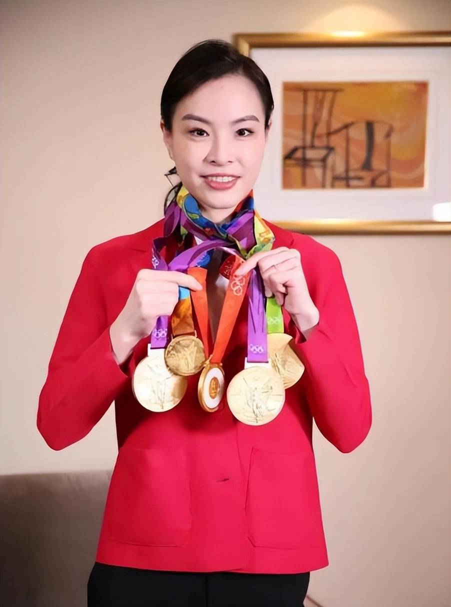 吴敏霞:拒嫁百亿豪门,嫁普通人张效诚生两子,一家四口其乐融融