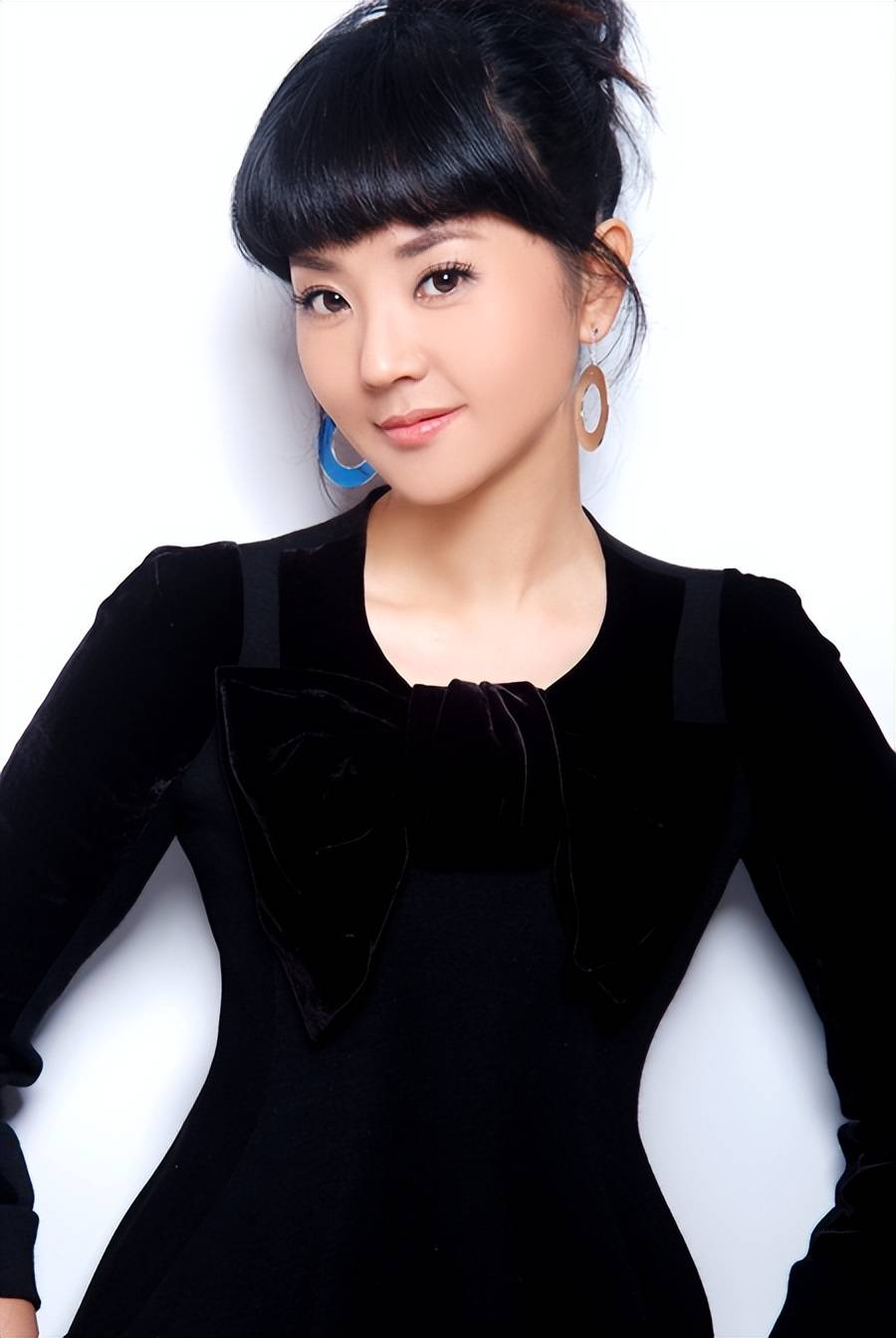 方琼不姓方?28岁闪婚高官,婚后长年分居,现在50岁身材好似少女