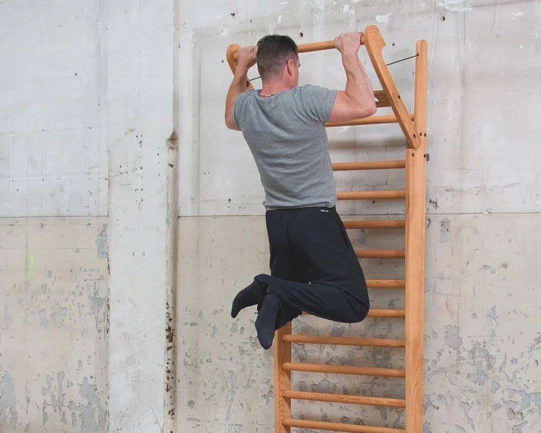 肋木架只用来做引体太大材小用,试试这几个动作!