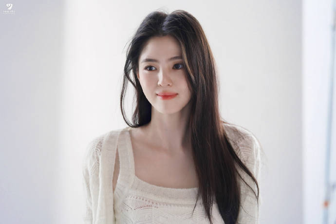 韩国知名女星,金发造型惊艳亮相,搭配露肩礼服,成为热门话题 插图5 韩国知名女星,金发造型惊艳亮相,搭配露肩礼服,成为热门话题 插图5